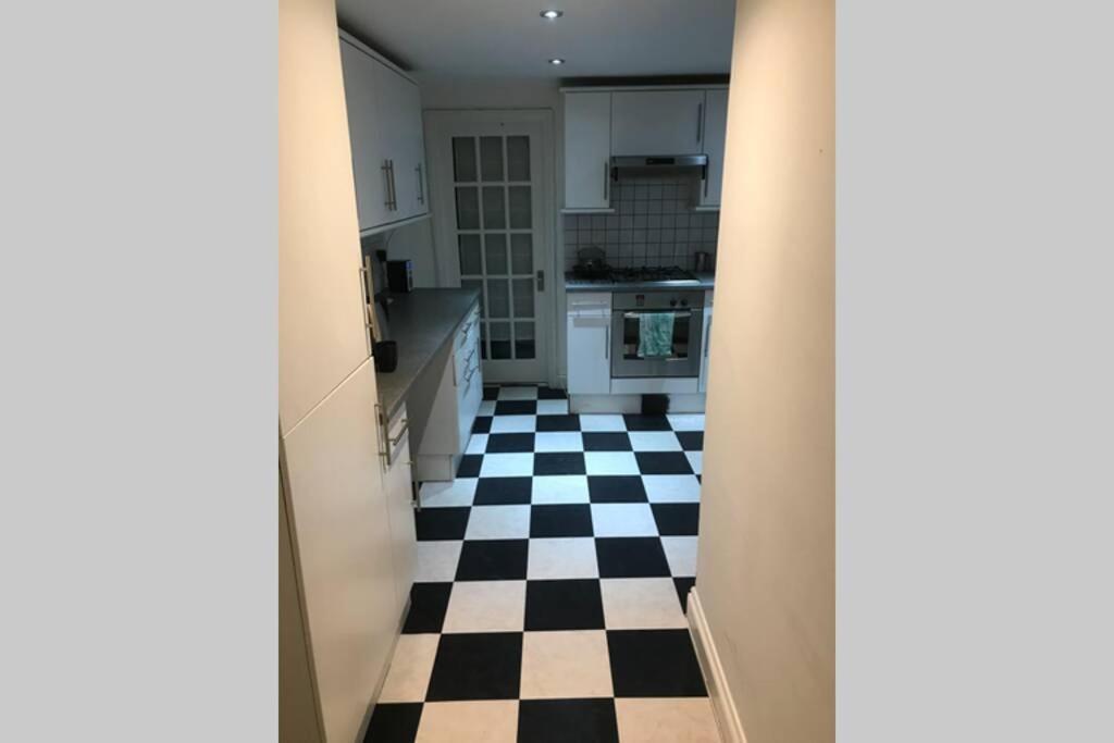 2 Bed Lovely Garden Flat Nr Wandsworth Common ロンドン エクステリア 写真